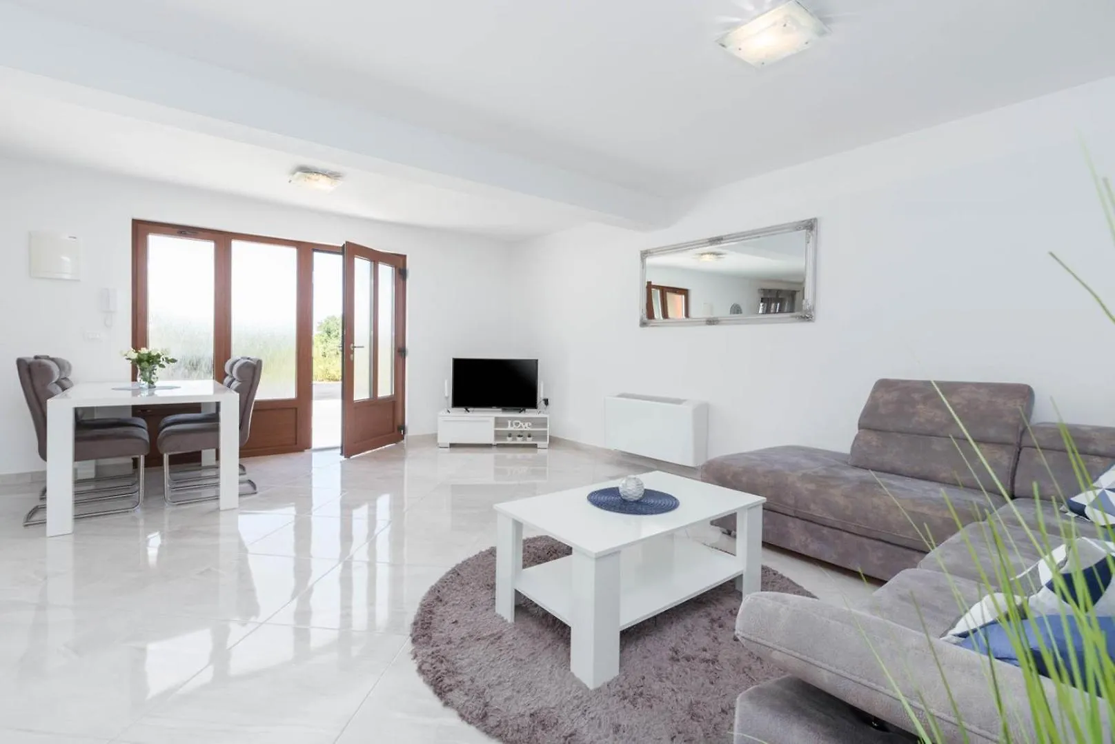 Luxury Three Bedrooms Apartment Silver Suite Near Porec